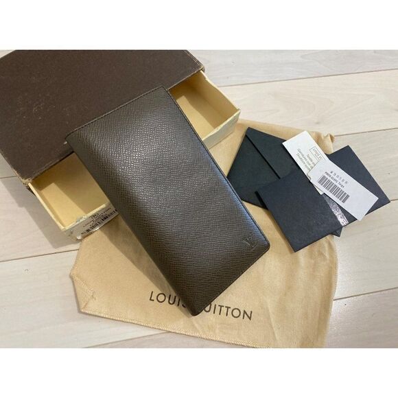 LOUIS VUITTON Porte Valeurs Cartes Credit Wallet M30398 Taiga - Picture 1 of 8